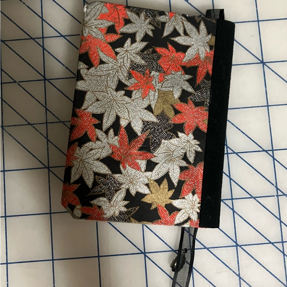 Leaf Pattern Small Notebook with Hand Design - Picture 2 of 3